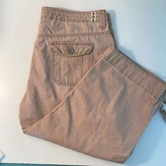 Levi’s Cropped Cargo Pants - Picture 5 of 6